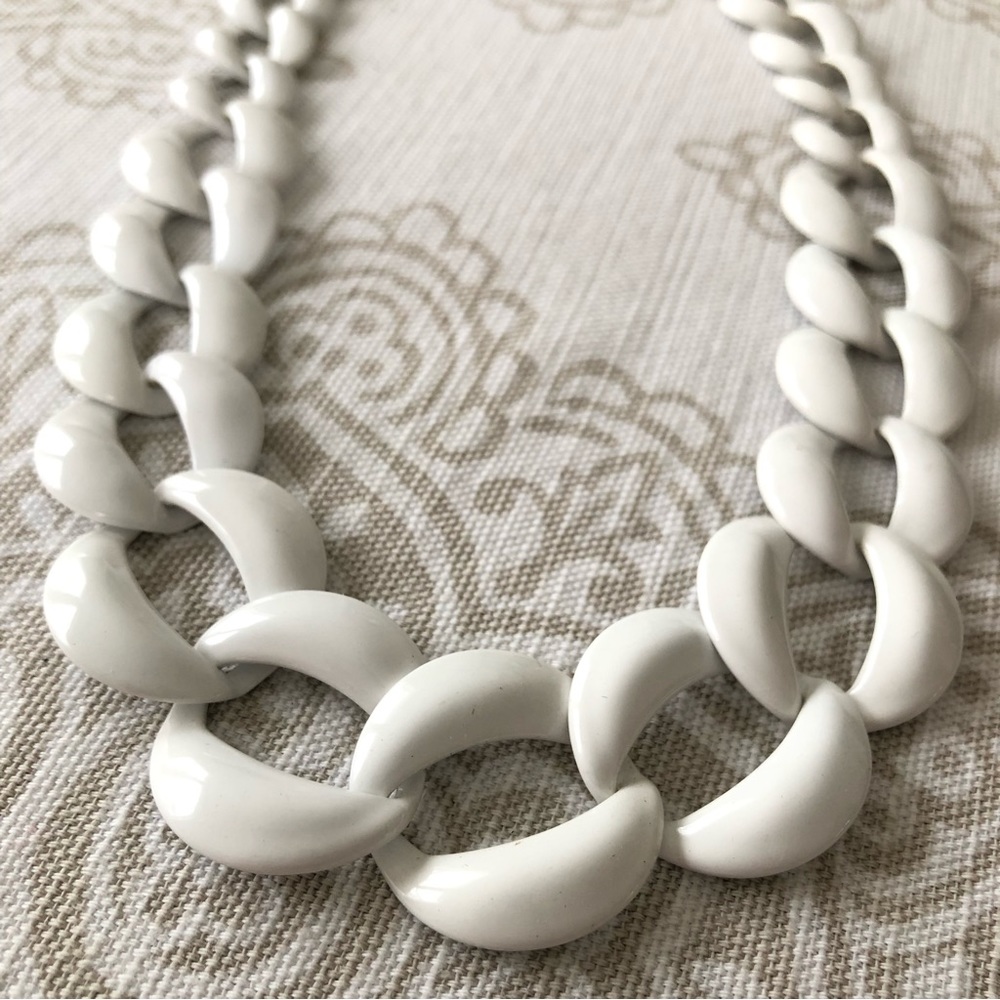NAPIER VTG White Enamel Metal w/ gold tone clasp Chunky Curb Chain 16” Necklace - Picture 2 of 6